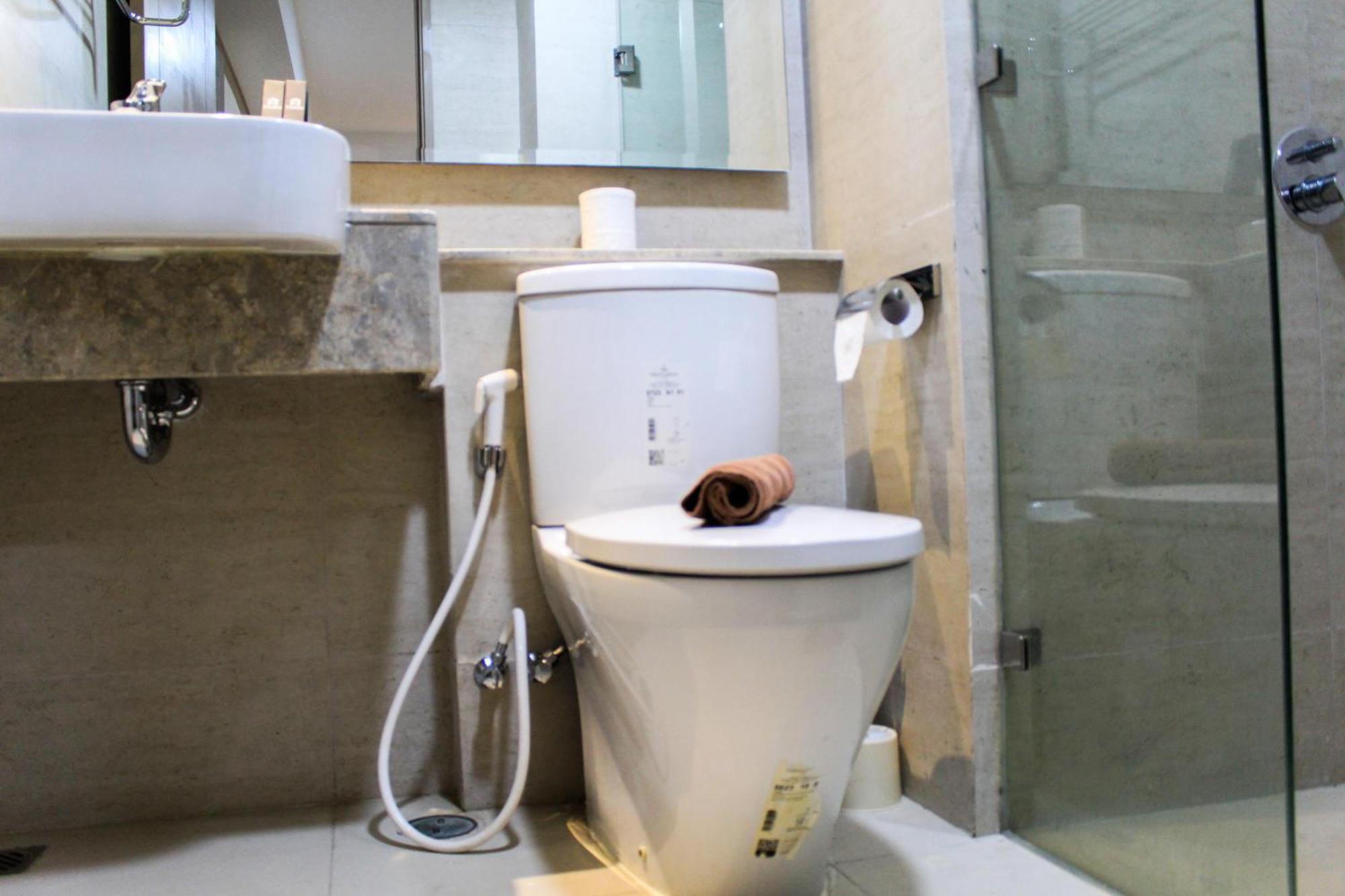 View 1br At Gold Coast Pik By Travelio Apartemen *